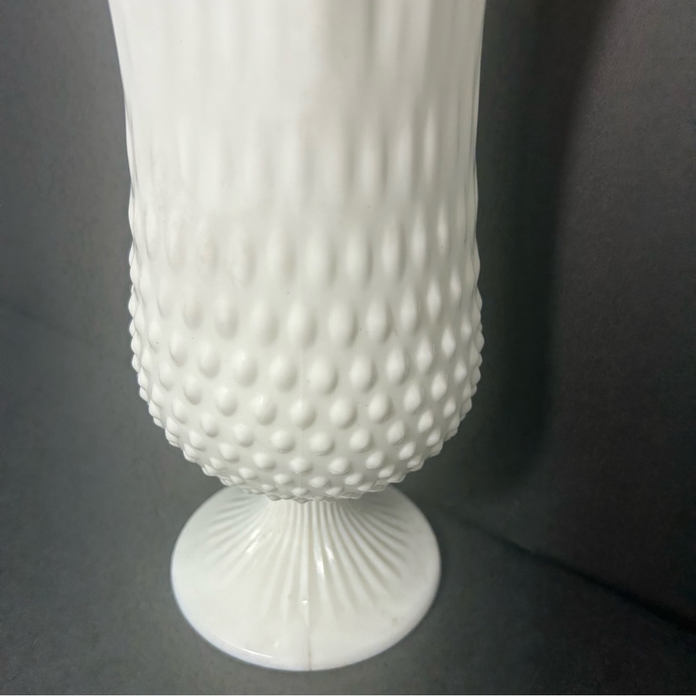 Vintage Large Fenton Hobnail Swung Vase White - Picture 3 of 5